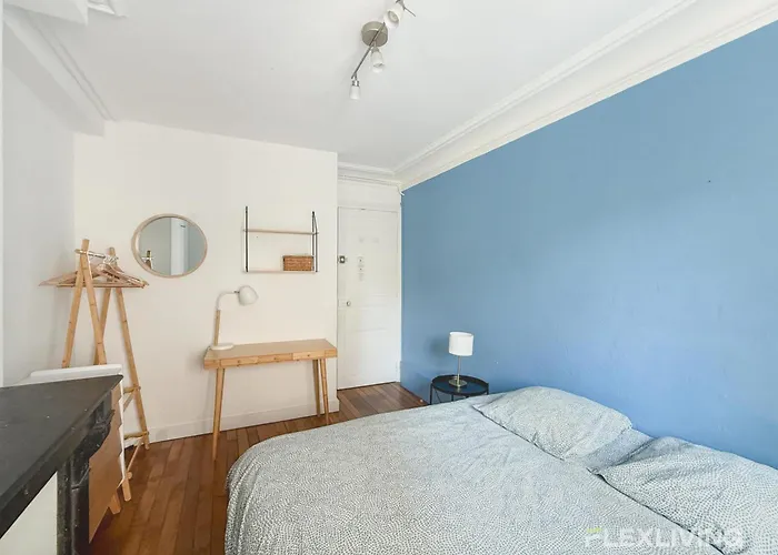 Charming 2-bedroom In 5 アパート